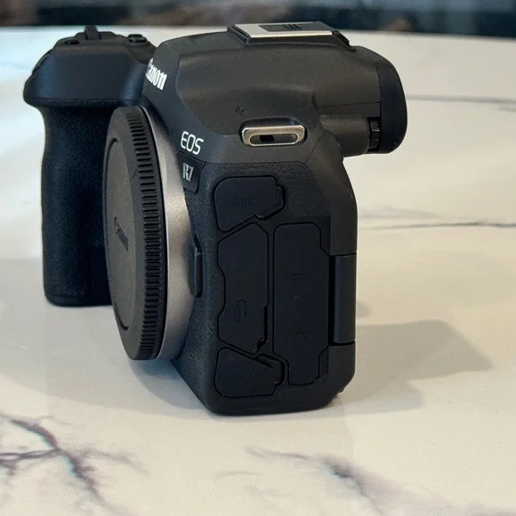 Canon Black Mirrorless Digital Camera R5 - Picture 3 of 7